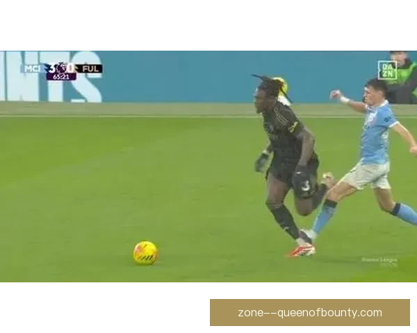 全面评估福登在对阵曼联亚冠比赛中的防守贡献与关键战术价值表现